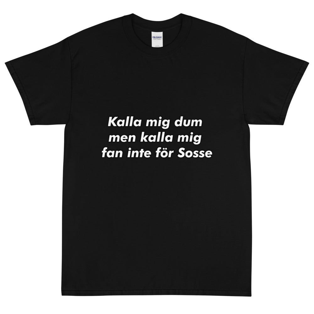 Kalla mig dum men kalla mig fan inte för sosse T-shirt