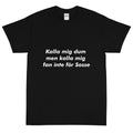 Kalla mig dum men kalla mig fan inte för sosse T-shirt