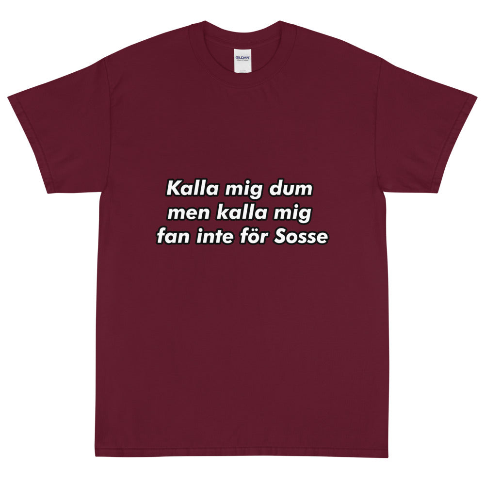 Kalla mig dum men kalla mig fan inte för sosse T-shirt
