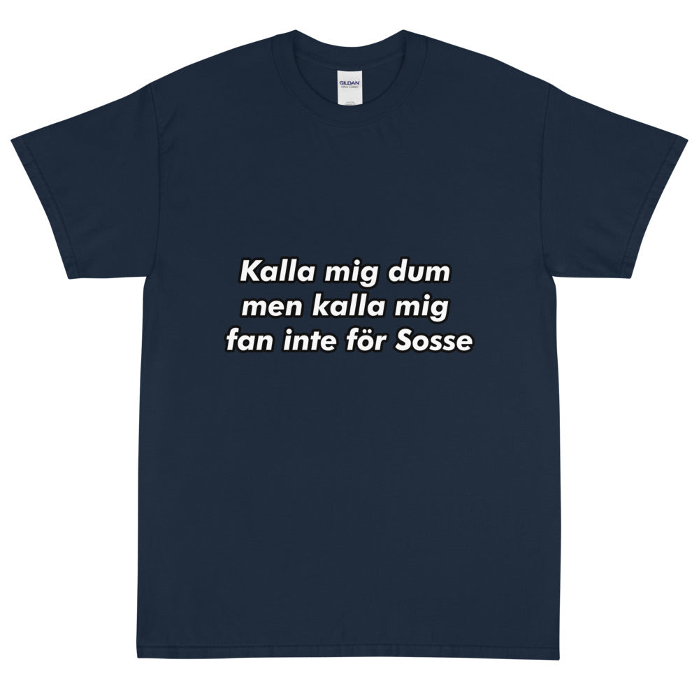 Kalla mig dum men kalla mig fan inte för sosse T-shirt