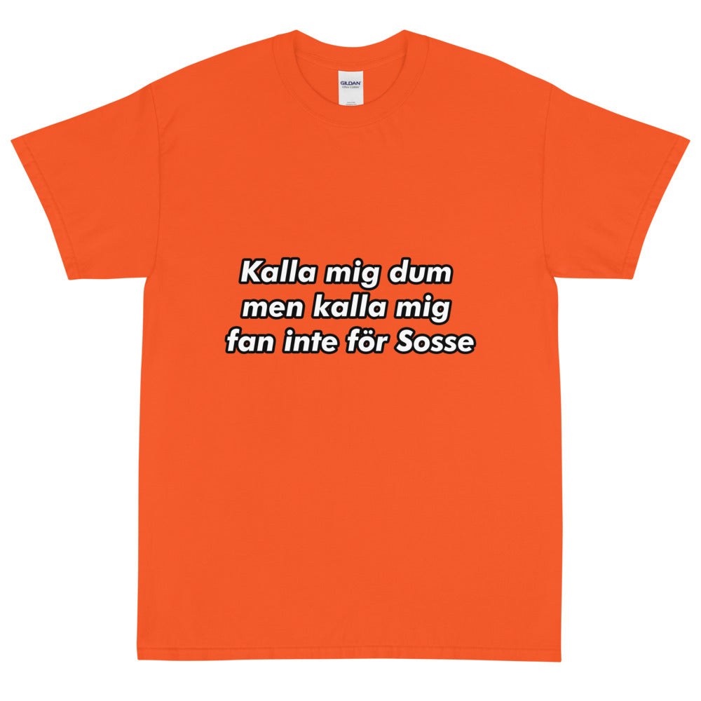 Kalla mig dum men kalla mig fan inte för sosse T-shirt