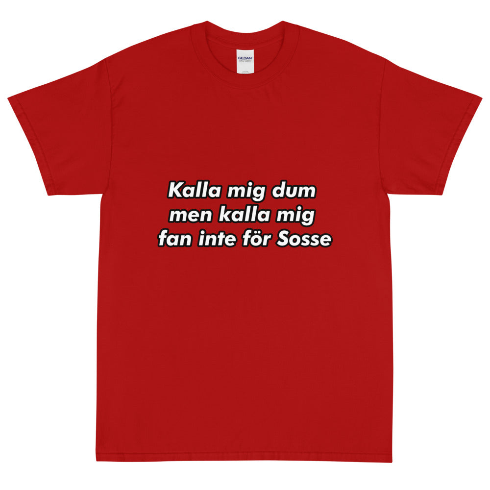 Kalla mig dum men kalla mig fan inte för sosse T-shirt