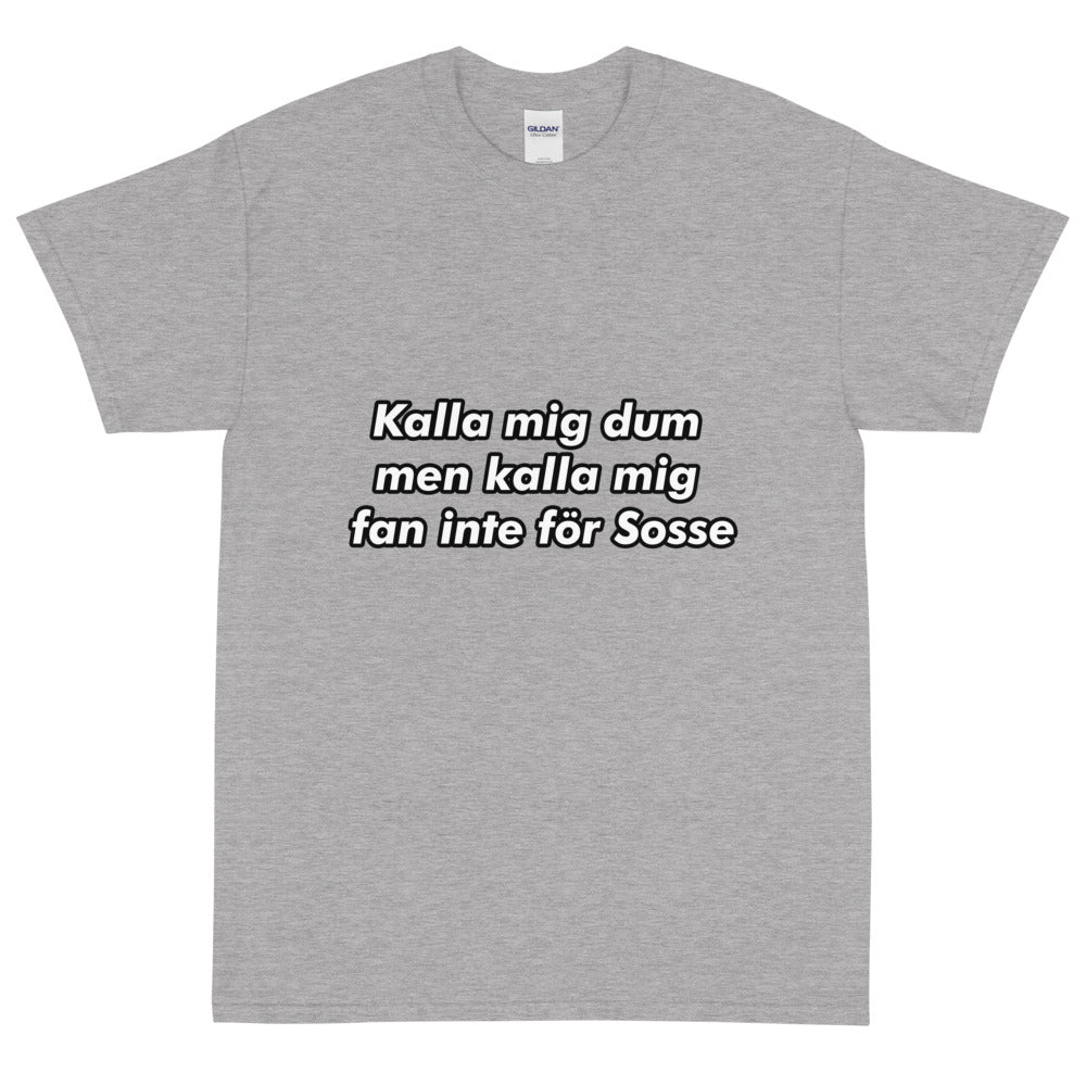 Kalla mig dum men kalla mig fan inte för sosse T-shirt