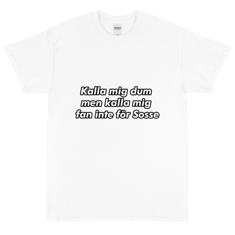 Kalla mig dum men kalla mig fan inte för sosse T-shirt